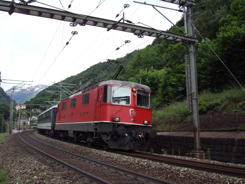 Re 4/4 II 11148 mit IR nach Locarno bei Lavorgo am 07.06.2008