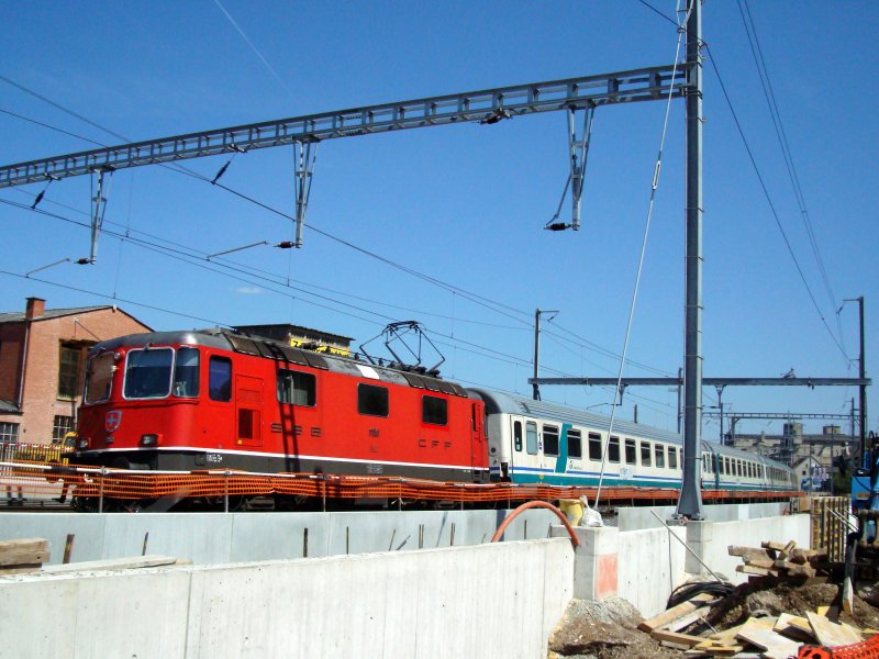 Re 4/4 II 11150 mit EC Milano-Basel SBB bei der Durchfahrt in Lausen am 26.04.2008