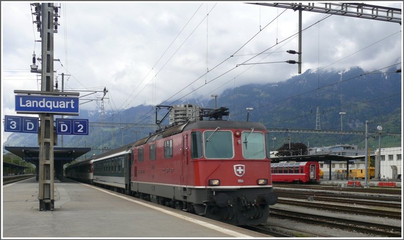 Re 4/4 II 11159 mit REX nach Chur in Landquart. (30.04.2009)