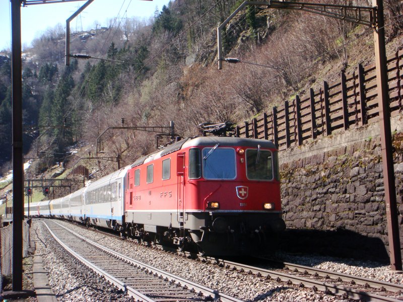 Re 4/4 II 11191 mit CIS-Wagen bei Intschi.