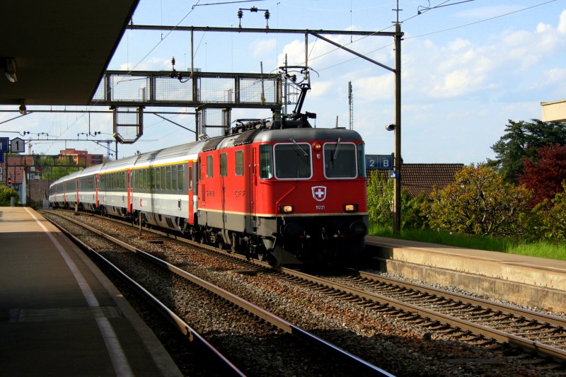 Re 4/4 II 11221 mit einem Gotthard-Eurocity Zrich - Milano am 2.5.2008 in Oberrieden Dorf. 