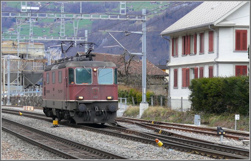 Re 4/4 II 11367 mit halbgesenktem vorderen Stromabnehmer fhrt als Lokzug durch den Bahnhof Mhlehorn. (10.03.2008)