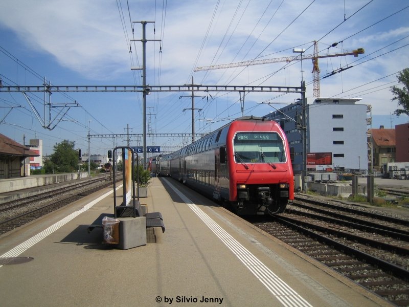 Re 450 112 ''Flurlingen'' (schiebende Lok) am 26.8.07 in Oberwinterthur. Wegen der ''Badenfahrt'' wurde die S12 an diesem Sonntag die Zge der S12 mit zwei Einheiten gefhrt.