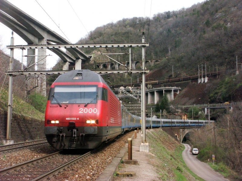 Re 460 033 mit CIS in der Biaschina am 03.04.2008. Auf der mittleren Ebene ist ein Gterzug sichtbar.