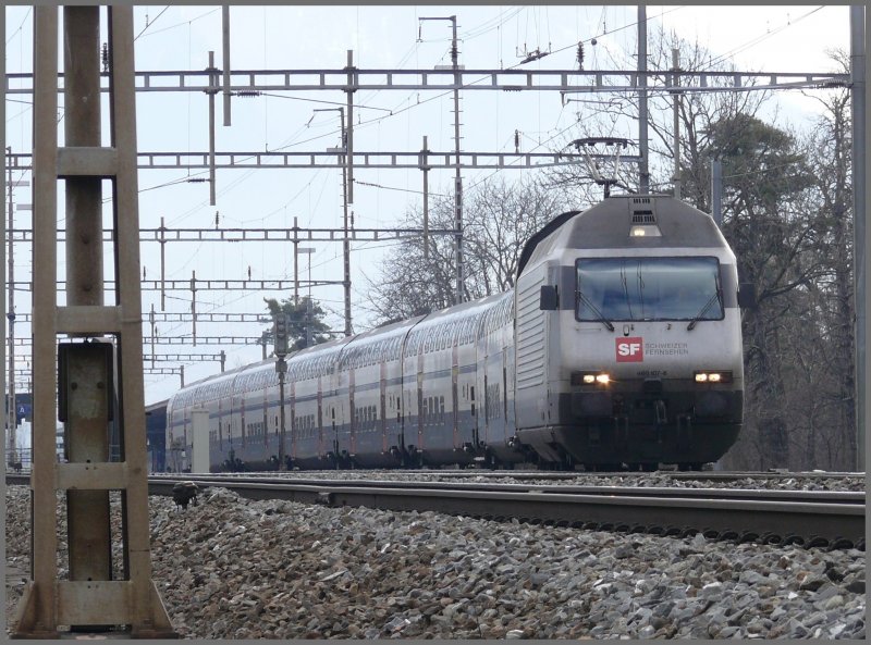 Re 460 107-6  Schweizer Fernsehen  mit einem IC-Dosto nach Basel SBB verlsst soeben Landquart. (21.02.2008)