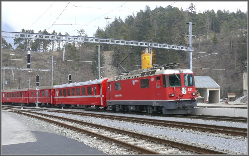 RE1240 Scuol-Tarasp - Disentis/Mustr bei der Einfahrt in Reichenau-Tamins. Zuglok ist Ge 4/4 II 621  Felsberg . (01.04.2008)