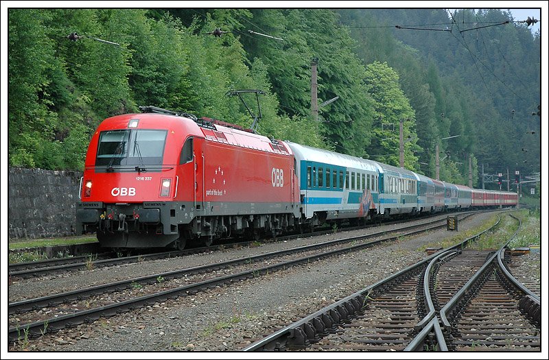 Recht bunt ist an verkehrsstarken Tagen OEC 151 „Emona“ von Wien nach Ljubljana (Laibach) unterwegs. Er wird zustzlich durch Schlierenwagen verstrkt. Die Aufnahme zeigt den Zug am 25.5.2008 bei der Einfahrt in den Bahnhof Semmering. Seit Fahrplanwechsel ist dieser Zug eine 1216 Planleistung. In dem Fall war es 1216 237.