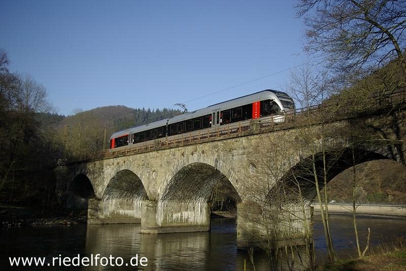 Regionalbahn auf der Lennebrcke in Werdohl