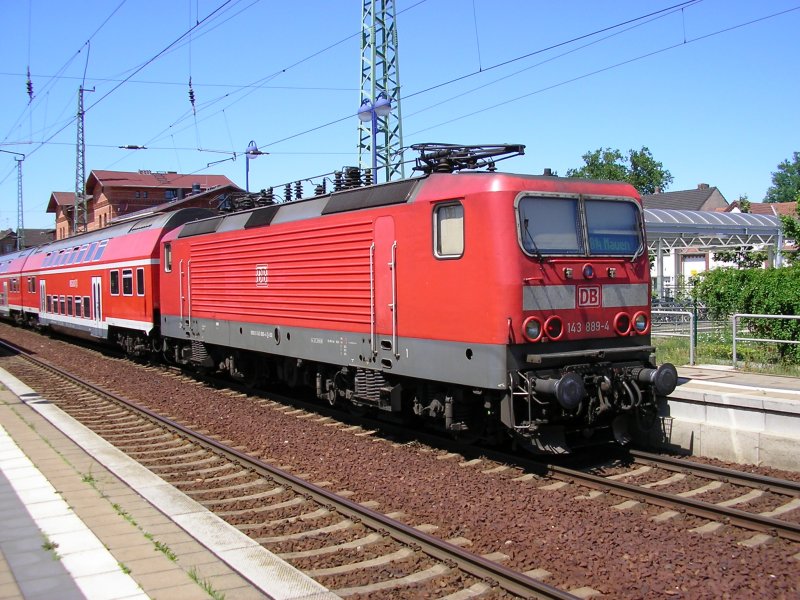 Regionalbahn nach Nauen mit der E-Lok der Baureihe 143 in Lbbenau