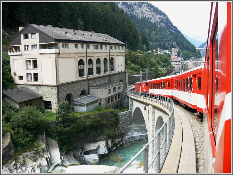 Regionalzug nach Andermatt mit schiebendem Deh 4/4 verlsst Gschenen und berquert soeben die Urner Reuss. (22.07.2008)