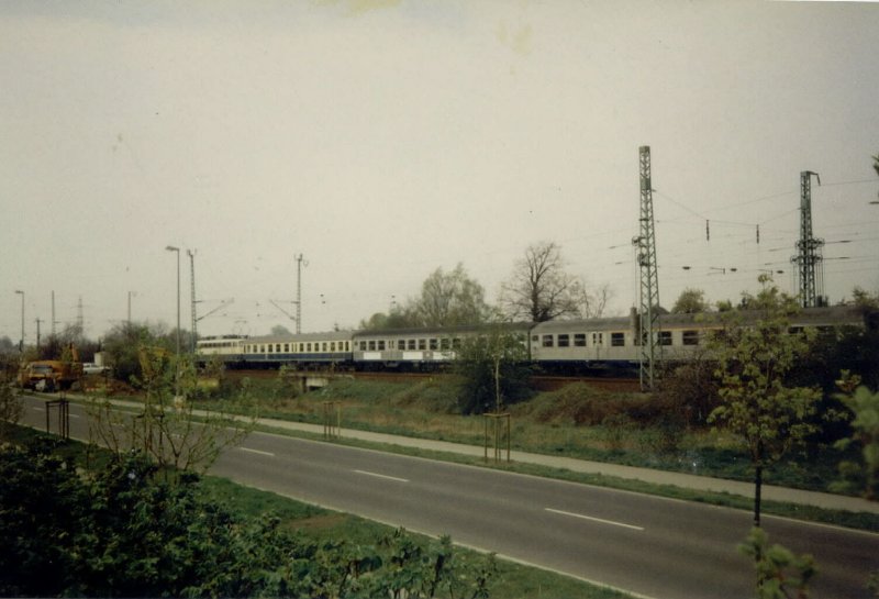 Regionalzug in Voerde richtung Wesel,aufgenommen an der noch damals neuen Friedrichsfelder Strasse,interessant ist der Mitteleinstiegswagen am Anfang des Zuges (April 1990)