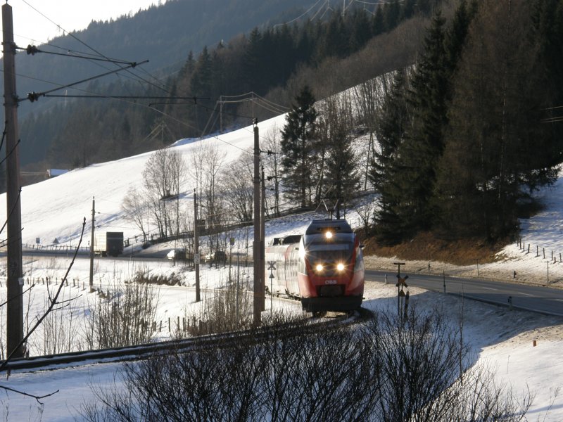 REX 4483 auf der Fahrt nach Mrzzuschlag ist am 3.2.09 zwischen Radstadt und Mandling unterwegs. 