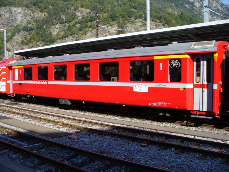 RhB - 1 Kl. Personenwagen A 1268 im Bahnhof von Brig am 20.09.2007