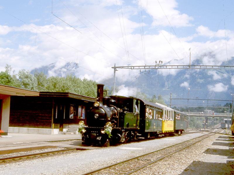RhB Extra-Dampfzug zum RHTIAFEST 3837 von Landquart nach Chur vom 08.06.1997 in Untervaz mit Dampflok G 3/4 1 - B 2060 - B 2092 - B 2247. Hinweis: Lok mit Blumen geschmckt, in der Mitte der Kompo luft ein offener Bernina-Aussichtswagen mit. 