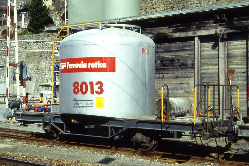 RhB - Uce 8013 am 10.05.1994 in St.Moritz - Zementsilowagen 2-achsig mit 1 offenen Plattform - Baujahr 1964 - JMR/MBA - Gewicht 7,94t - Zuladung 15,00t - LP 7,74m - zulssige Geschwindigkeit 65 km/h - 2=08.03.1991 - RhB-Logo in italienisch - Lebenslauf: ex OB1 8013 - 1969 Uce 8013 - 2004 Uc 2013. Hinweis: gescanntes Dia
