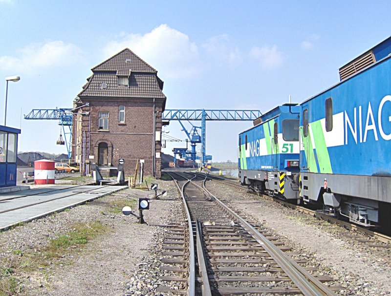 Rheinhafen Orsoy der NIAG mit Tele-Trac und Hafenanlagen