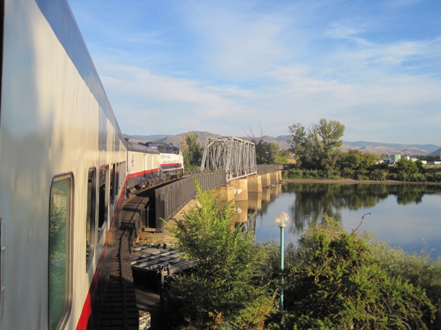  Rocky Mountaineer  bei der Ausfahrt aus dem Bahnhof Kamloops