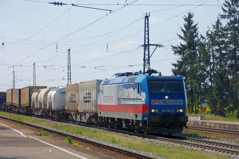  Rostock Port  - 185 518-8 strebt mit einem gemischten Container-/Trailer-Zug  dem Norden der Republik zu. Aufgenommen am Haltepunkt Gersthofen bei Augsburg KBS 910 am 06.05.08, Fahrtrichtung Nrnberg.