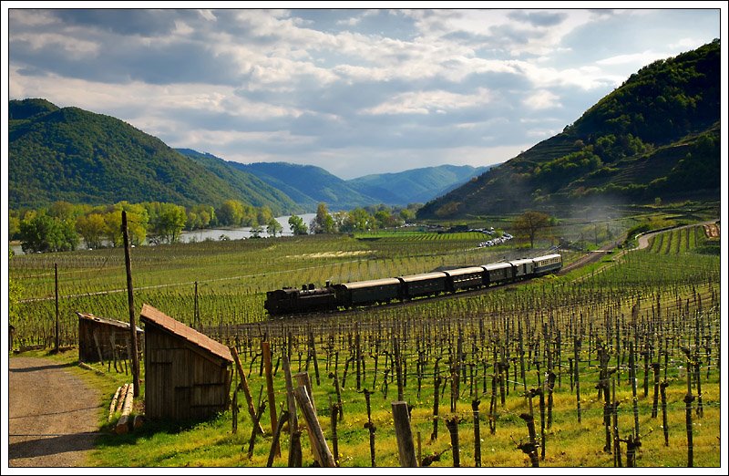 Rckfahrt des Dampfsonderzuges R 16259 von Aggsbach Markt nach Wien, aufgenommen am 19.4.2009 kurz nach Weienkirchen.