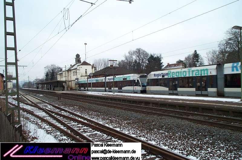 S-Bahn, Baureihe  RegioTram  bei der Einfahrt in den Bahnhof Hofgeismar.