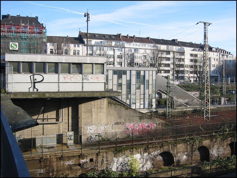 S-Bahn-Haltepunkt Dsseldorf-Wehrhahn am 15.12.2006. Sowohl der Haltepunkt selbst als auch das Umfeld machen keinen sehr ansprechenden Eindruck.