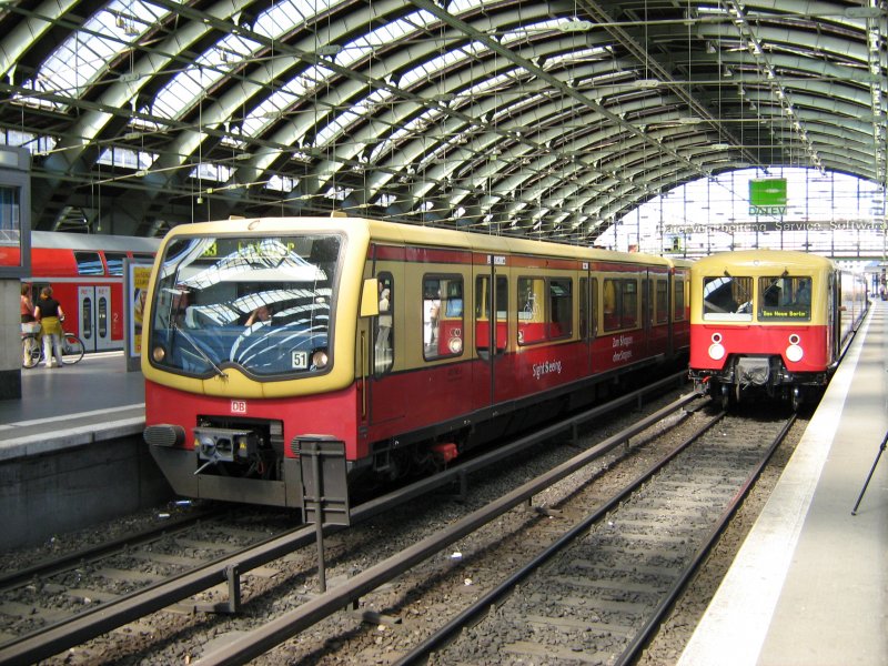 S-Bahn-Panorama-Zug im Ostbahnhof Berlin