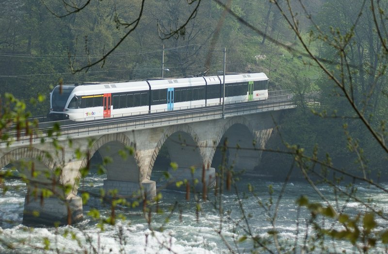 S33 von Winterthur nach Schaffhausen beim Rheinfall.
(14.04.2009)