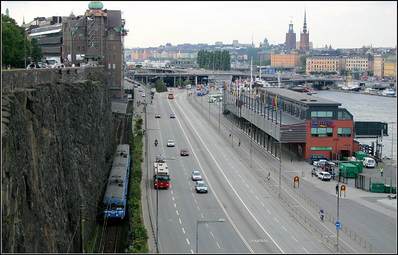 Saltsjöbanan, Stadsgårdsleden. Von Slussen aus fährt die Saltsjöbanan auf eingleisiger Trasse in Richtung Osten zunächst oberirdisch entlang der Stadsgårdsleden. Unterhalb meines Fotostandpunkts wird in einen Tunnel eingefahren, in dem die Bahn dann an Höhe gewinnt. Diese Trasse hier soll durch einen neuen Tunnel im Berghang ersetzt werden. 

24.08.2007 (M)