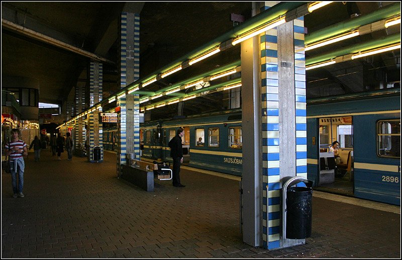 Saltsjöbanan, Station  Slussen  -

Die Haltestelle befindet sich zwei Stockwerke unter der U-Bahnstation, auf der selben Ebene befindet sich ein großer Busbahnhof. Die darüber befindliche kleeblattförmige Straßenkreuzung stammt von 1935. Sie war die erste innerstädtische Kreuzung dieser Art in Europa. Inzwischen ist die ganze Anlage dringend renovierungsbedürftig. Es gibt Pläne über eine Umgestaltung des komplizierten Bauwerks. 

29.08.2007 (M)