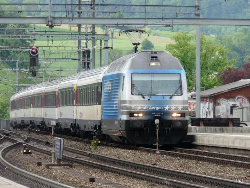 SBB - 460 024-3 vor Schnellzug bei der Durchfahrt im Bahnhof von Liestal am 11.05.2009