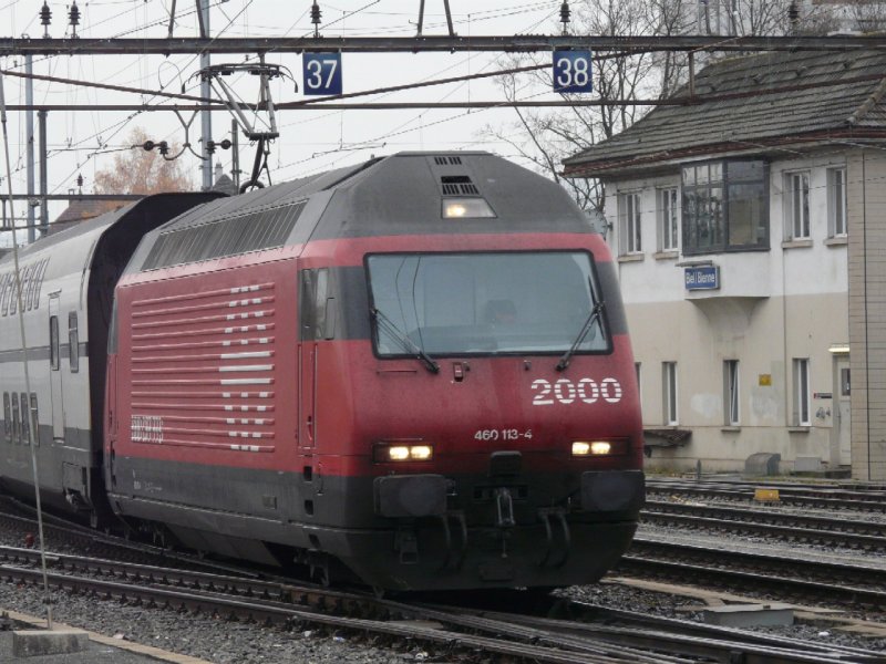SBB - 460 113-4 bei der einfahrt in den Bahnhof von Biel/Bienne am 16.11.2008