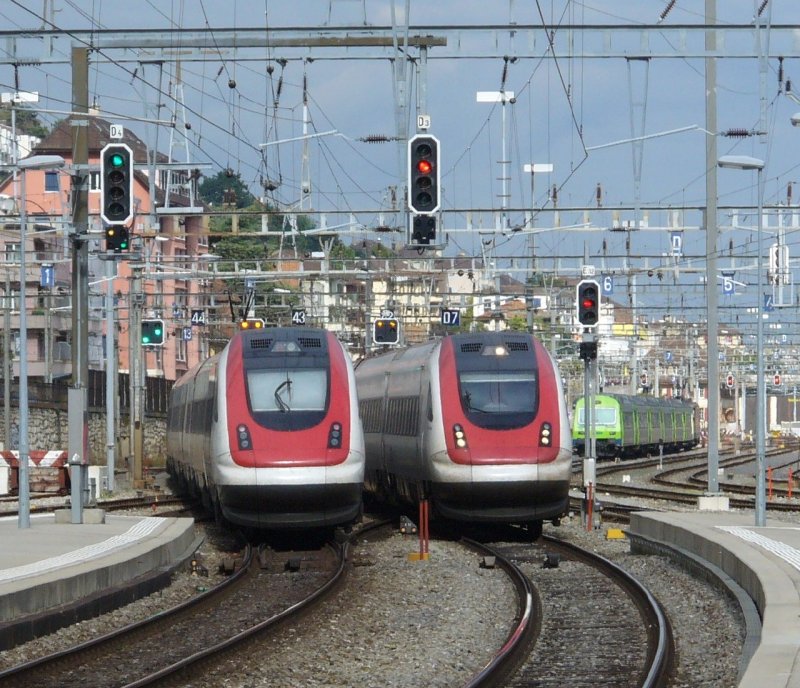 SBB - Ausfahrender und Einfahrender ICN und ein Abgestellter bls Schnellzug im Bahnhof von Neuchatel am 09.09.2007