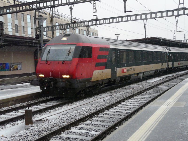 SBB - Ausfahrender IC mit dem Steuerwagen Bt 50 85 28-94 949-0 im Bahnhof Genf am 31.12.2008