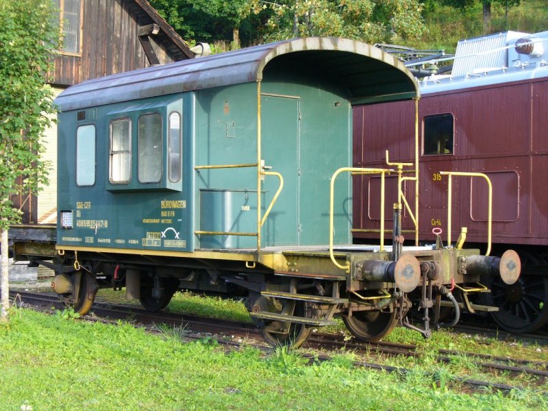 SBB - Ausrangierter Zugsbegleitwagen ( SPUTNIK ) - Dienstwagen  Xs 40 85 95 35 447-8 ex.Browagen Bhf. Muttenz abgestellt in Le Locle am 07.09.2007