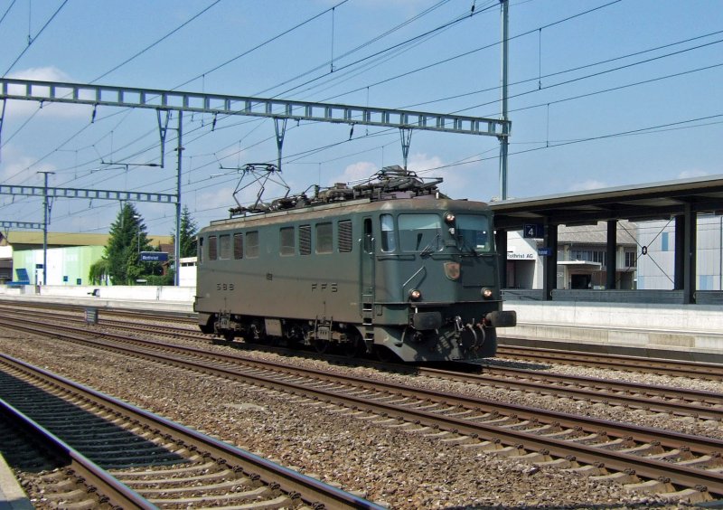 SBB-Cargo: Ach soooo schnell knnen sie fahren?! Mit mindestens 125 km/h durchfhrt die Ae 6/6 11462  Biasca  den Bahnhof Rothrist am 16.7.09. 