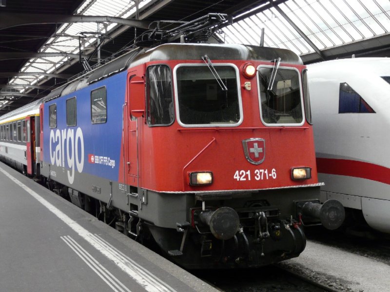 SBB Cargo - E-Lok 421 371-6 im Personenverkehrsdienst am 21.03.2008 im Hauptbahnhof von Zrich