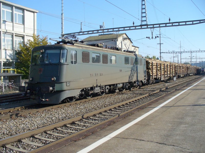 SBB - E-Lok Ae 6/6  11491 mit einem Gterzug im Bahnhof von Langenthal am 21.09.2007