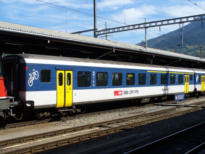 SBB - Personenwagen EW I  1+2 Kl.  AB 50 85 39-35 120-7 mit der Aufschrift * Region Alps * im Bahnbhof von Brig am 20.09.2007