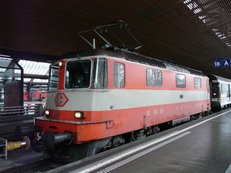 SBB - Re 4/4  11108 in Swiss Express Farben im Hauptbahnhof von Zrich am 21.03.2008