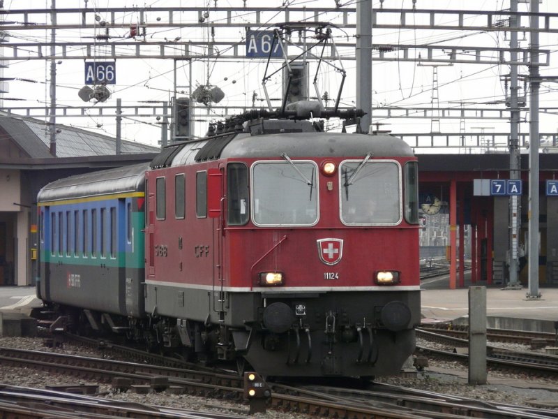 SBB - Re 4/4 11124 vor Schnellzug beim verlassen des Bahnhof Genf am 03.01.2009