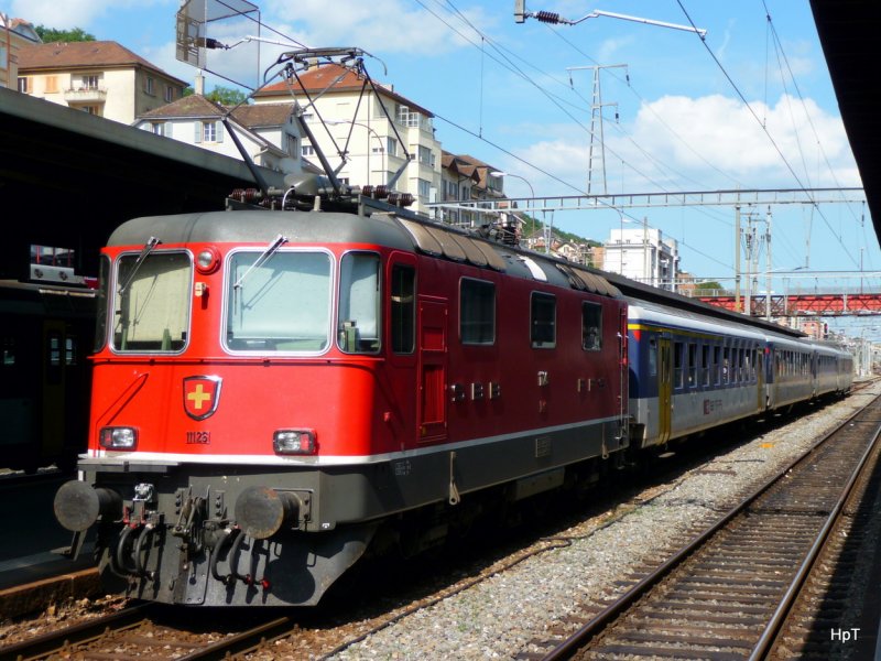 SBB - Re 4/4 11126 mit Regio im Bahnhof Neuchatel am 15.08.2009