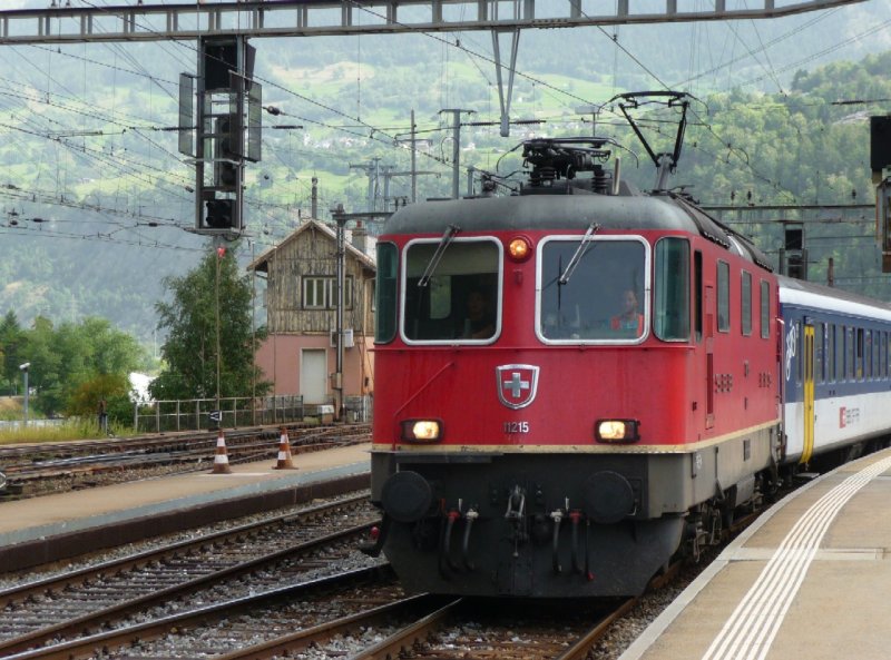 SBB - Re 4/4 11215 vor Regionalzug bei der ausfahrt aus dem Bahnhof von Brig am 11.08.2008