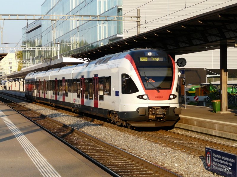 Sbb Triebzug Rabe 523 002 4 Im Bahnhof Aarau Auf Der S29 Als Regio Nach Turgi Am 17 04 2011 Bahnbilder De