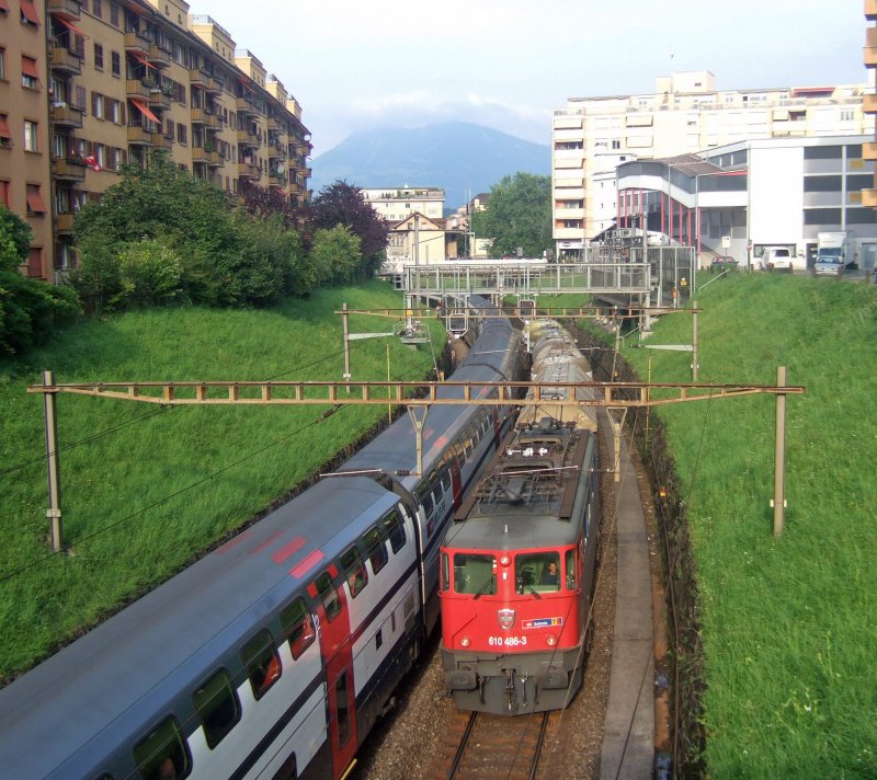 SBB/SBB-Cargo: Jedes SBB-Normalspurfahrzeug muss eines dieser 2 Gleise befahren, um nach Luzern zu gelangen. Hier gibt es deshalb immer wieder tolle Begegnungen, wie hier zwischen einem IR von Zrich und einem kurzen GZ nach Rotkreuz, mit der Ae 610 486  Burgdorf . Im Hintergrund die Rigi... (31.7.09) 