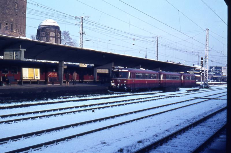 Schienenbus im Bahnhof Koblenz