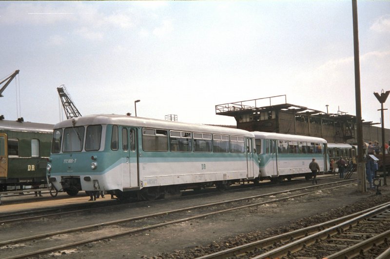 Schienenbus in den damaligen Ragionalbahnfarben 1992 in Arnstadt