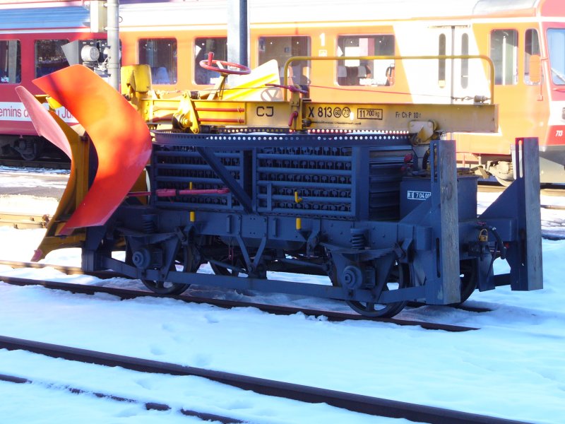 Schneepflug Dienstwagen X 813 im Bahofsareal von Saignelegier am 02.02.2007