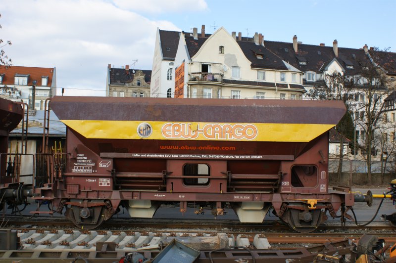 Schotterwagen 645 0 041-2 von EBW-cargo steht am 20.03.09 mit weiteren auf einer Baustelle in Frth abgestellt.