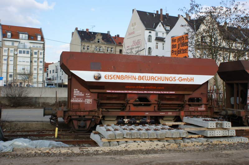 Schotterwagen 645 0 084-2 von EBW-cargo steht am 20.03.09 mit weiteren auf einer Baustelle in Frth