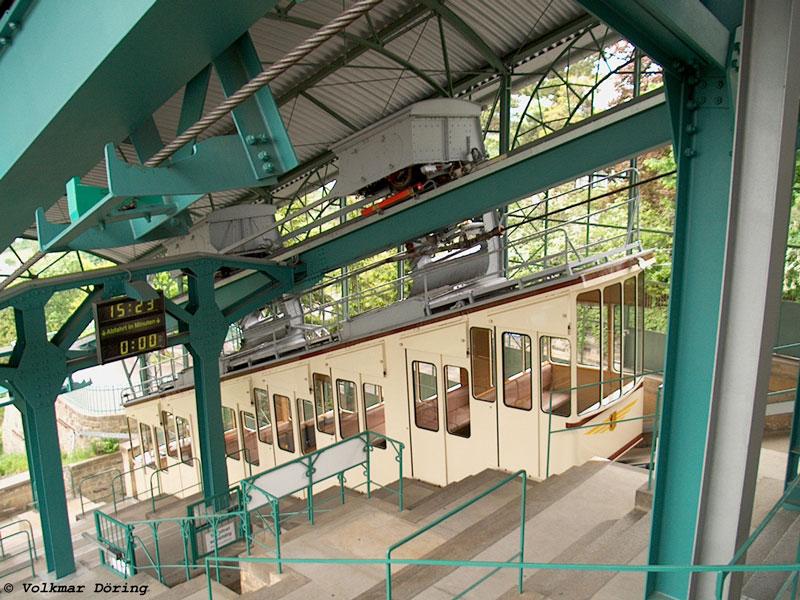 Schwebebahnwagen in der Bergstation DD-Loschwitz - 9.05.2004
